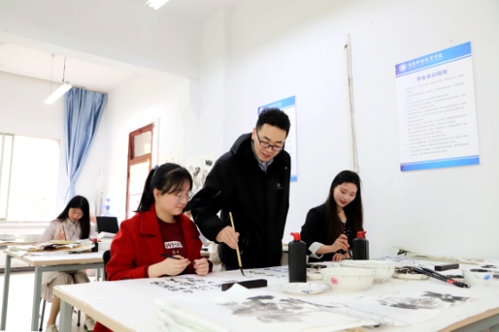 H:\艺术系行政工作\招生\艺术系宣传招生照片\幼儿实训室\招生册\学生学习中国传统文化 (1).jpg