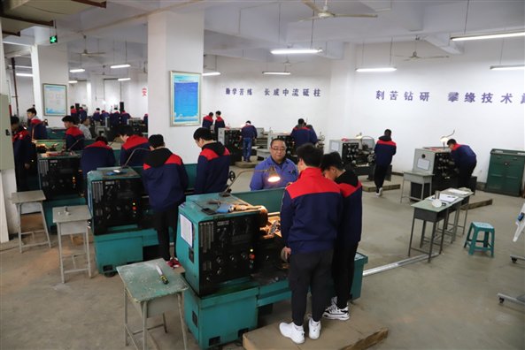 C:Documents and SettingsAdministrator桌面实验室图册信息采集9-3-12实训基地-图册-照片实训基地-图册-照片 公共基础实训基地 金属工艺与钳工基础实训中心IMG_6359.JPG