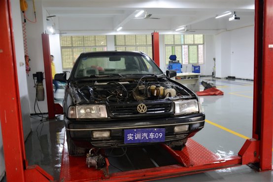 C:Documents and SettingsAdministrator桌面实验室图册信息采集9-3-12实训基地-图册-照片实训基地-图册-照片 汽车实训基地 汽车装配实训中心DSC_3671_副本.jpg