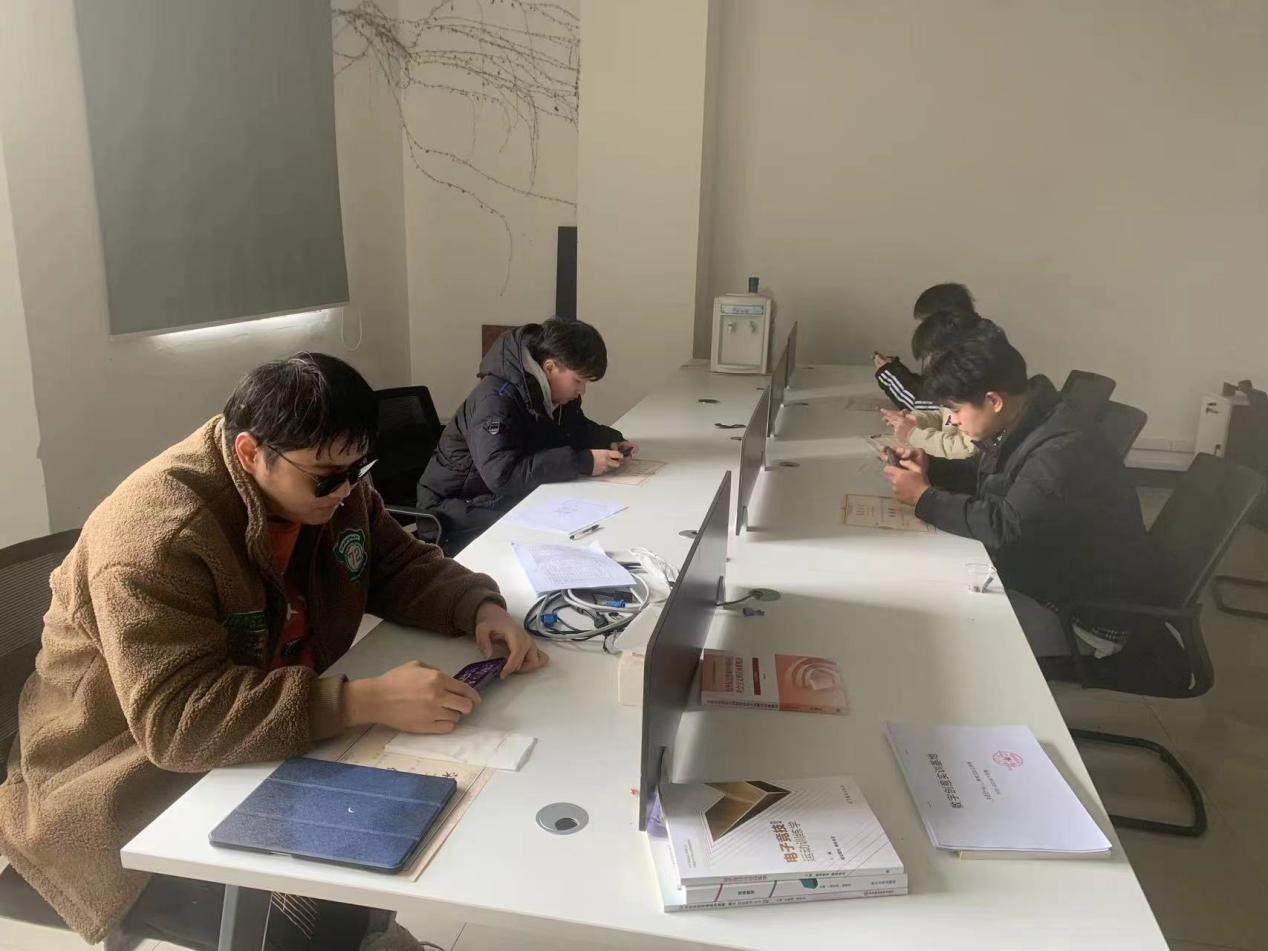 E:\1-各类资料照片\2023年各类相片文件\13-学院竞赛培训照片\2023年2月\电子竞技1.jpg E:\1-各类资料照片\2023年各类相片文件\13-学院竞赛培训照片\2023年2月\电子竞技1.jpg