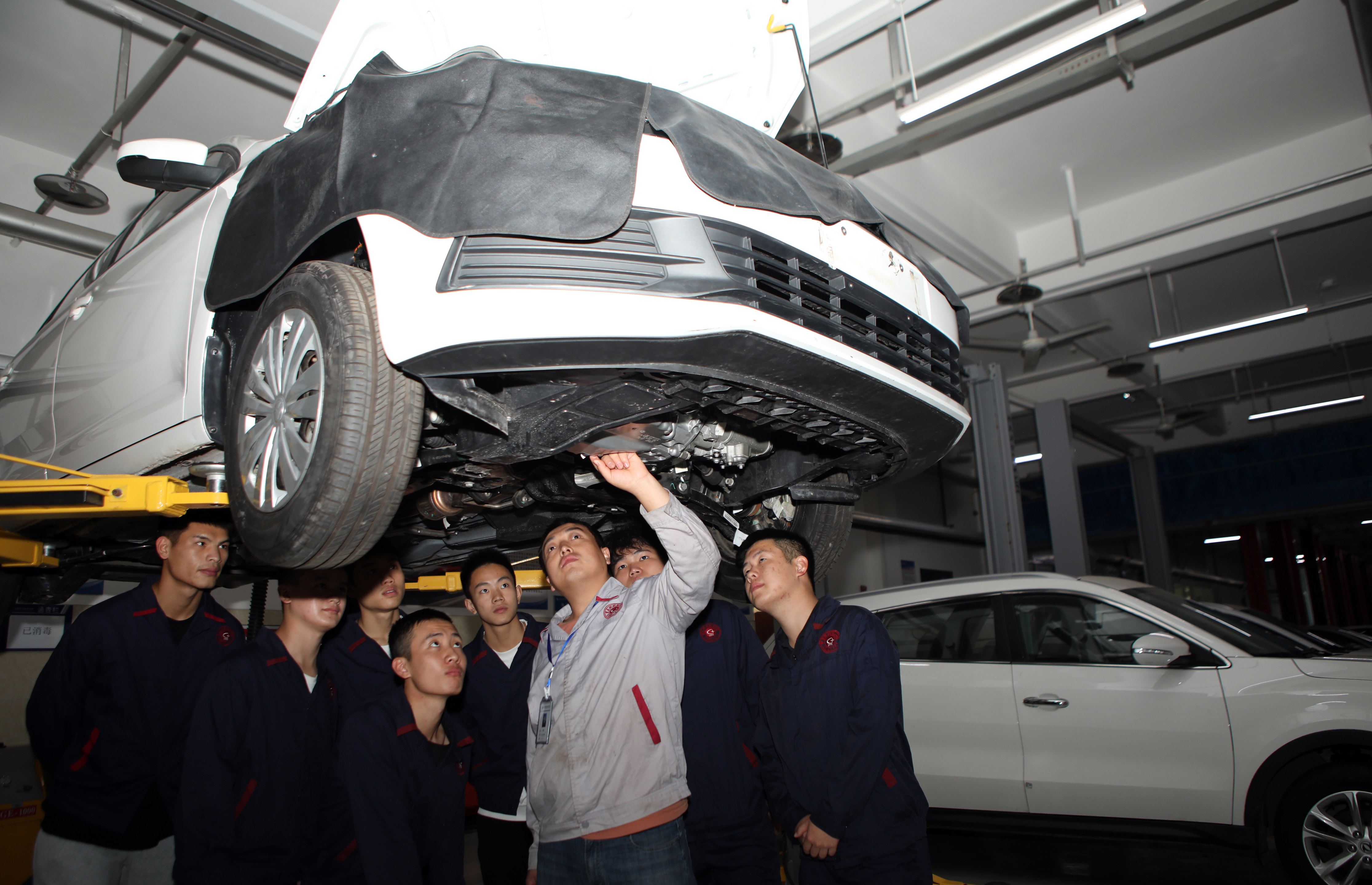 2022年10月21日,金年会汽车制造与试验技术专业学生进行汽车故障综合诊断。通讯员 陈仕川 摄 2022年10月21日,金年会汽车制造与试验技术专业学生进行汽车故障综合诊断。通讯员 陈仕川 摄