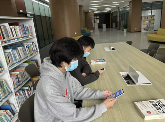 图为金年会师生正在图书馆内答题。 图为金年会师生正在图书馆内答题。