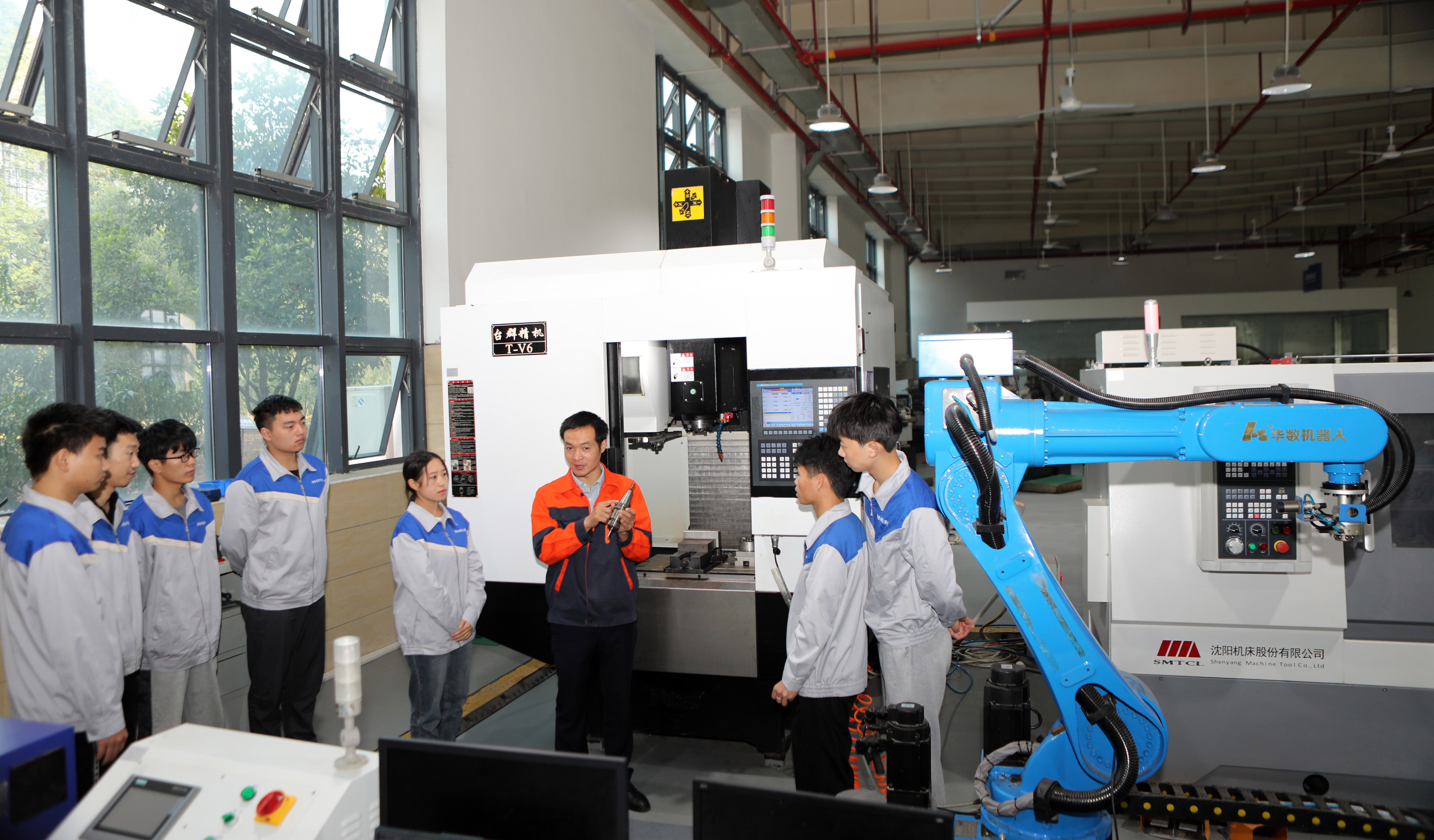 2022年10月21日,金年会机械制造及自动化专业老师向学生们讲解智能制造设备操作技能。通讯员 陈仕川 摄 2022年10月21日,金年会机械制造及自动化专业老师向学生们讲解智能制造设备操作技能。通讯员 陈仕川 摄